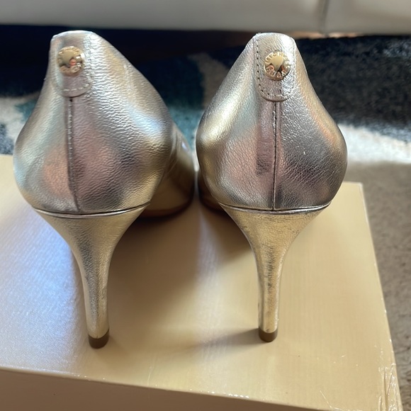 MICHAEL Michael Kors Flex Mid Pump - Picture 3 of 4